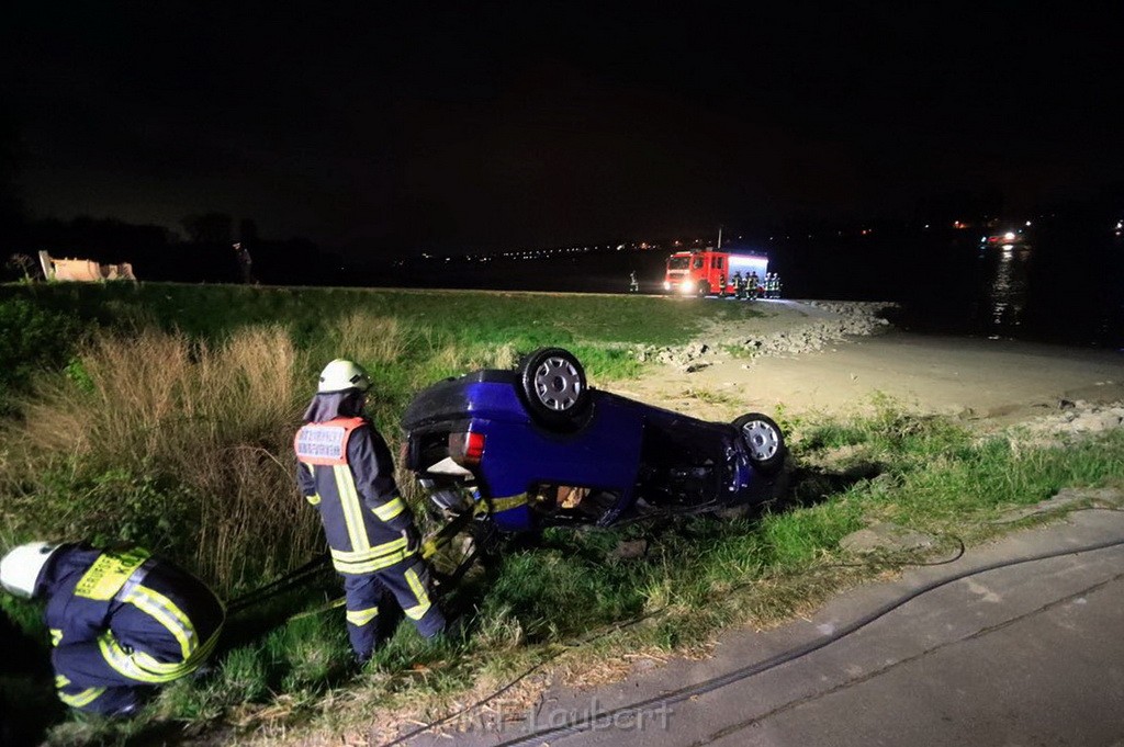 PKW im Rhein Koeln Merkenich neben dem Hitdofer Faehranleger P24.jpg